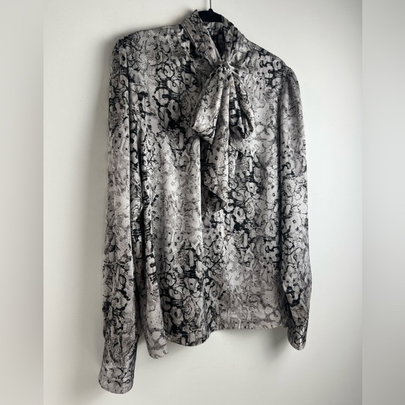 Vince Camuto Reptile Printed Tie Neck Puff Sleeve Button Front Blouse Top Sz XL - Picture 3 of 8